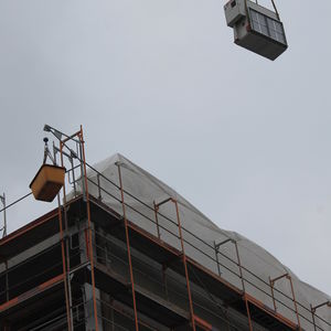 The cooling unit „floats“ above the new building towards its future location…