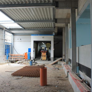 View into the future roofed inner courtyard. To the left the production hall 2, in the middle background the entrance to production hall 1 and to the right the new production hall 3.