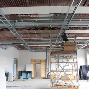 … while the ceiling suspension is installed beneath the ceiling heating in the production hall.