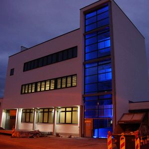 Anfang April 2016: Fast fertig! Unser neues Gebäude, abends um 21 Uhr fotografiert. Das Treppenhaus „glüht“ förmlich blau aus sich heraus!
