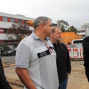 …Währenddessen erklärt Klaus Orio, Geschäftsführer der DIATEST GmbH, interessierten Mitarbeitern Einzelheiten zum Baufortschritt