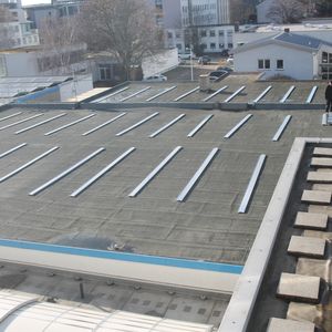 In the next step, the floor rails were laid out according to plan and mounted on the production hall roof.