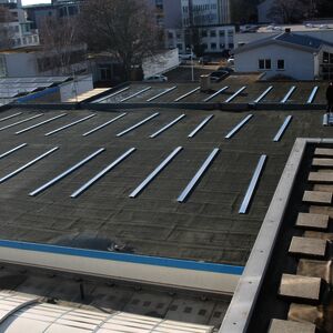 In the next step, the floor rails were laid out according to plan and mounted on the production hall roof.