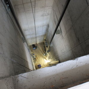 The elevator shaft, seen from the 2nd floor. The guide rails are fixed.