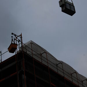 The cooling unit „floats“ above the new building towards its future location…