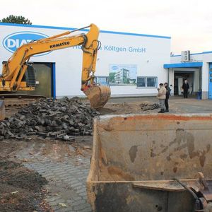 Ecology practically applied – collecting and use of rain water. To be better protected against weather conditions, the back area of the yard will be covered by a roof. After removing the cobble stones…