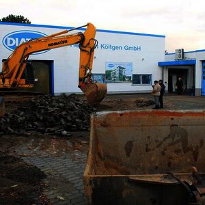 Ecology practically applied – collecting and use of rain water. To be better protected against weather conditions, the back area of the yard will be covered by a roof. After removing the cobble stones…