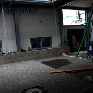 The inner courtyard is paved at the moment. It has to be finished for the topping-out ceremony mid of September.