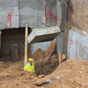 … arbeiten sich die Bauarbeiter an anderer Stelle bereits zum tiefsten Punkt vor. Die Bodenplatte des neuen Gebäudes wird erheblich tiefer liegen als die der alten Fabrikationshalle…