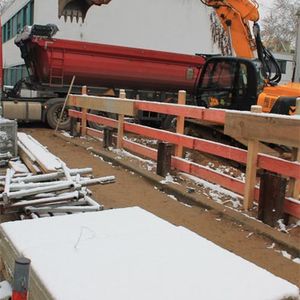 Erster Schneefall in der Nacht vom 2. auf 3. Dezember: Die Bauarbeiten gehen trotzdem weiter. Während die Baugrube hat zwar noch nicht an allen Stellen die endgültige Tiefe erreicht hat…