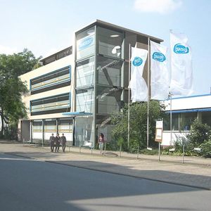 Endlich! Endlich! Endlich hatten die Götter ein Einsehen. Nun, vielmehr war es das Bauamt in Darmstadt, aber egal - Nun endlich können wir mit dem Neubau des Büro- und Produktionskomplexes beginnen!So soll der neue Büro- und Produktionskomplex von DIATEST Ende des kommenden Jahres aussehen. Mehr als 2.000 qm zusätzliche Büro- und Produktionsfläche, ein Palast aus Glas und Stahl, mit solar erzeugten Strom und Regenwasser-Nutzung.