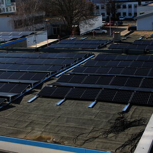The roof of the production hall 3 has also finally got its hat. The next step is to neatly pull and connect the cable tangle.