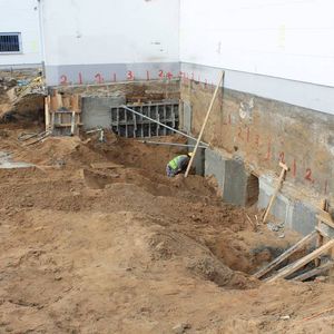Neben der Wand zum alten Gebäude werden nun in der notwendigen Reihenfolge die ersten Betonarbeiten für ein stabiles Fundament durchgeführt…