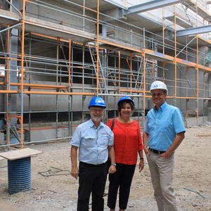 Besuch aus Mexiko: Unser mexikanischer Vertreter und seine Frau (beide mit blauen Helm) sind die ersten Händler, die unseren Neubau betreten…
