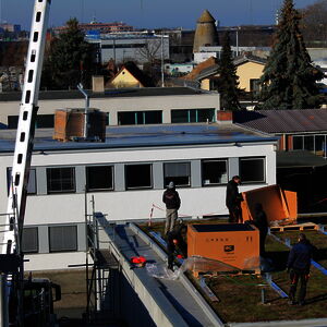 The first solar panels are installed. With the help of a crane, the pallets were lifted onto the roof.