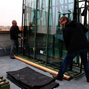 Our hardworking dealers from France and Mexico: they wanted to “roll their sleeves up” – until they noticed how heavy glass can be…