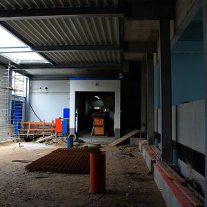 View into the future roofed inner courtyard. To the left the production hall 2, in the middle background the entrance to production hall 1 and to the right the new production hall 3.