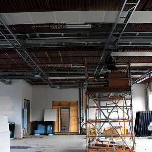 … while the ceiling suspension is installed beneath the ceiling heating in the production hall.