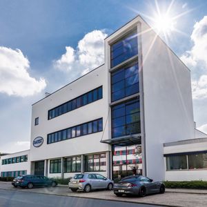 The new building in daylight! Downstairs, the heavy CNC machining centres are at work, followed by assembly with smaller machines. One floor higher again, the technical office and the sales department communicate daily with the whole world. At the very top - set back by a sunlit terrace - is the large training room 1 and the management. The wish to install a whirlpool there is still under consideration ...