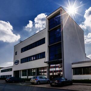 The new building in daylight! Downstairs, the heavy CNC machining centres are at work, followed by assembly with smaller machines. One floor higher again, the technical office and the sales department communicate daily with the whole world. At the very top - set back by a sunlit terrace - is the large training room 1 and the management. The wish to install a whirlpool there is still under consideration ...