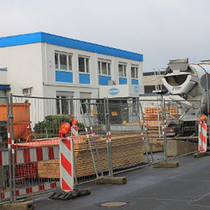 Major parts of the street „Schottener Weg“ are now used as storage for the building site…