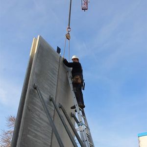 … währenddessen auf der gegenüberliegenden Seite zum Nachbargrundstück hin die mehr als 5 m hohen Feuerschutzwände aufgestellt werden.