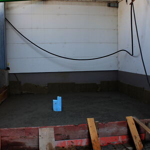 First areas of the inner courtyard are already concreted: here the passage between production hall 1 (right) and the raw part warehouse (left)