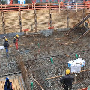 Das Fundament wird vorbereitet. Rechts im Bild die Stahlträger, welche das Erdreich zum Nachbar abstützen...