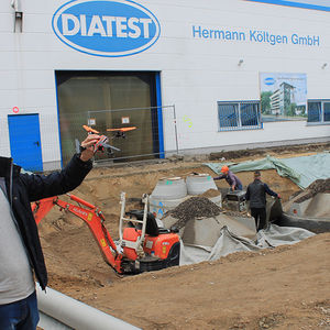 Drohne verzweifelt gesucht – Vom Winde verweht. Im Bemühen, immer spektakulärere Bilder unserer Baustelle zu schießen, sollte eine mit einer Kamera ausgerüstete Drohne unser Baugelände von oben fotografieren.