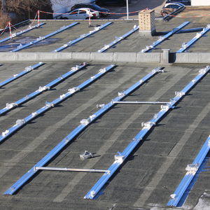 Heute wurden die Halterungen für die Solarplatten mit Hilfe von Abstandsprofilen montiert.