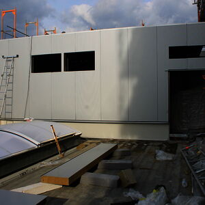Finally the frame is covered with walls and roof to protect the ventilation system. On the left side you see the newly installed skylights for the inner yard.