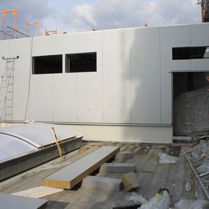 Finally the frame is covered with walls and roof to protect the ventilation system. On the left side you see the newly installed skylights for the inner yard.