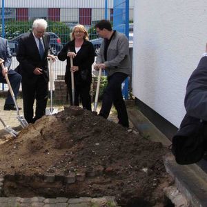 Vor zahlreichen Gästen aus In- und Ausland sowie allen Mitarbeitern wurde am 12. Mai 2014 bei herrlichem Sonnenschein offiziell der „Erste Spatenstich“ zu dem neuen Büro- und Produktionskomplex auf Gelände der DIATEST GmbH gefeiert ...