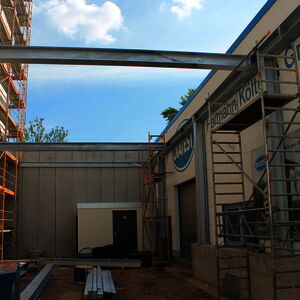 … meanwhile the first beams for the roof are installed in the rear yard.