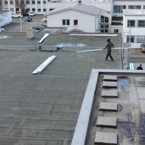 Es geht wieder los. Heute wurden die Bodenschienen für die Solaranlage auf das Dach der Produktionshalle 3 und das begrünte Dach des Parkdecks geschafft.