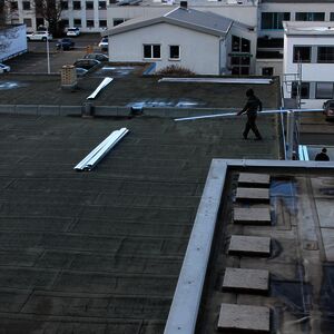 Things are getting underway again. Today, the floor rails for the solar plant were moved onto the roof of production hall 3 and the green roof of the parking deck.