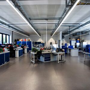 Let's take a quick tour: the picture shows the new, bright assembly rooms. Our plug gauge (BMD) is assembled here, for example.