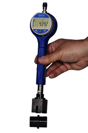 Sonder-BMD samt Halter mit Schlagschutz und digitaler Messuhr MDU-A